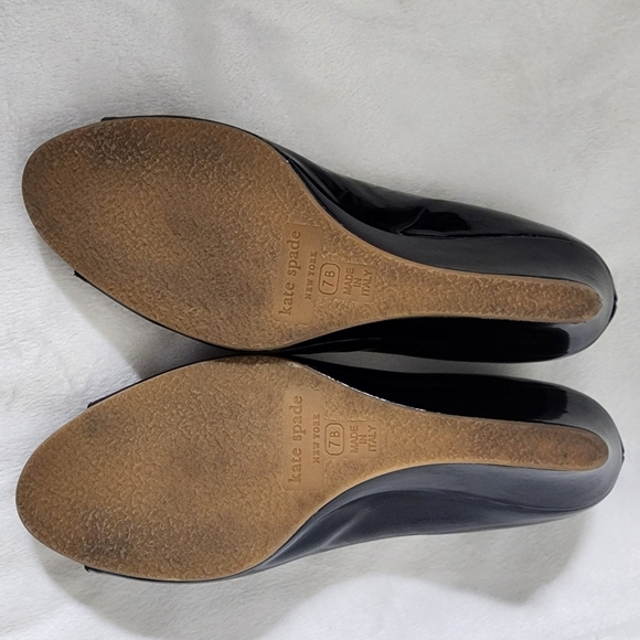 Kate Spade NY Patent Leather Wedge Shoes Low Beige Bow Peep Toe Summer Designer - Picture 4 of 10